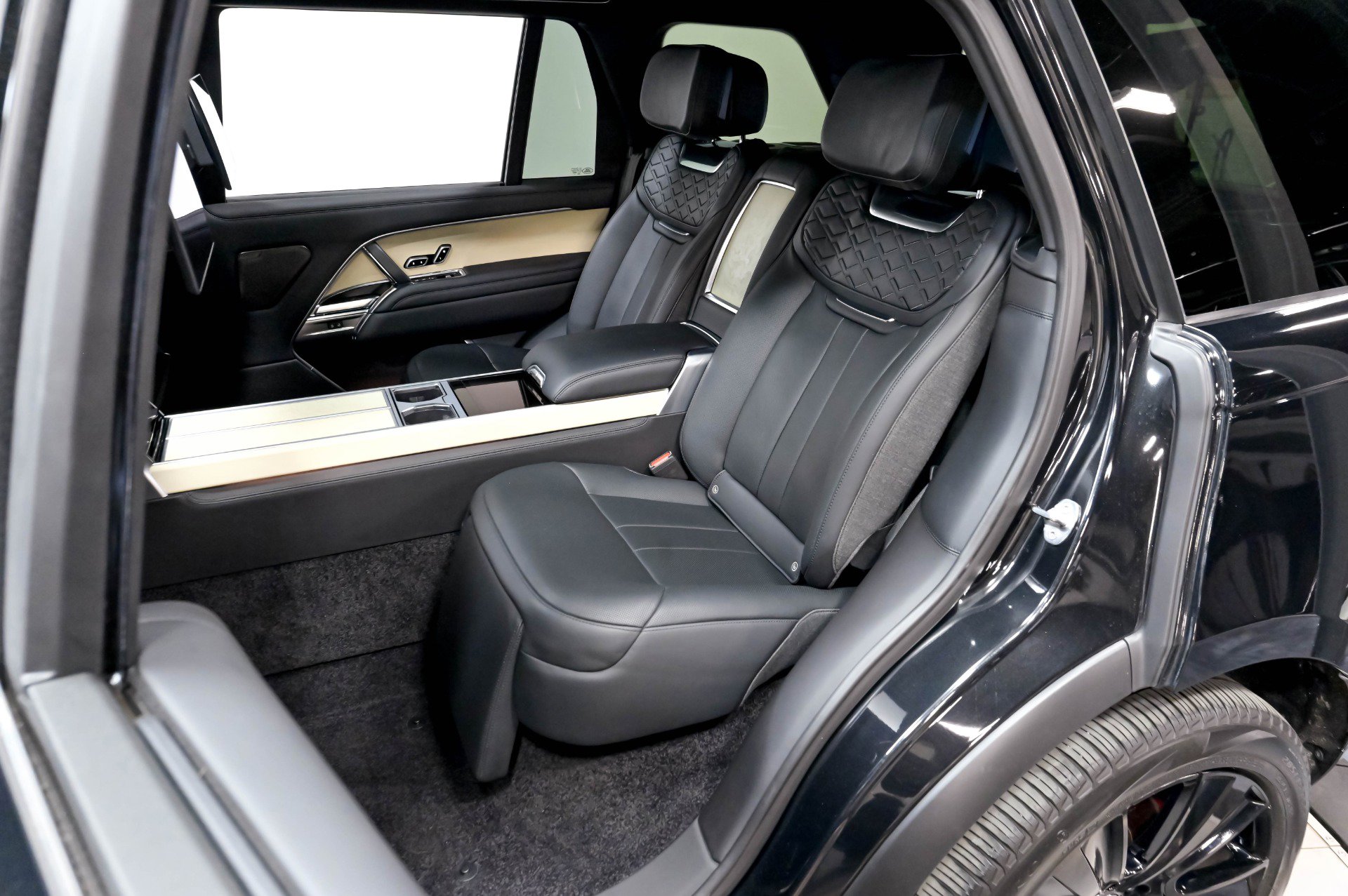 Used 2023 Land Rover Range Rover SV AWD/4WD image 44