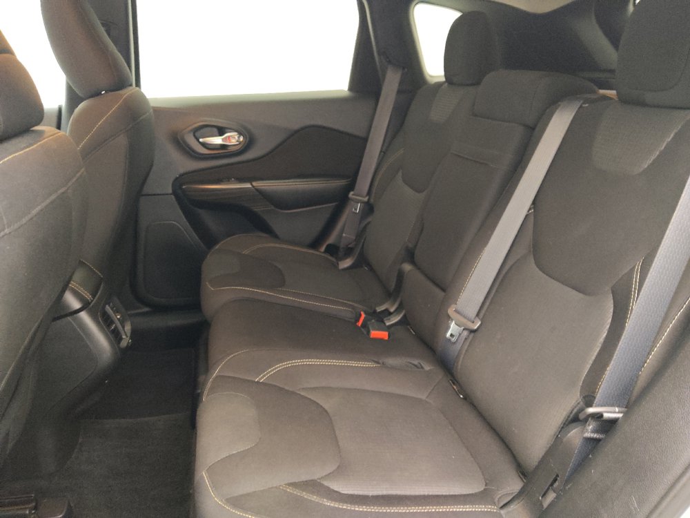 Used 2016 Jeep Cherokee Latitude FWD image 18