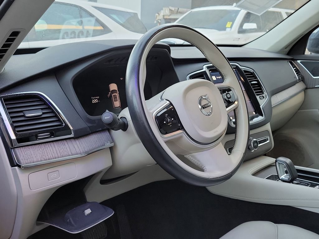 Used 2023 Volvo XC90 B6 Plus image 5