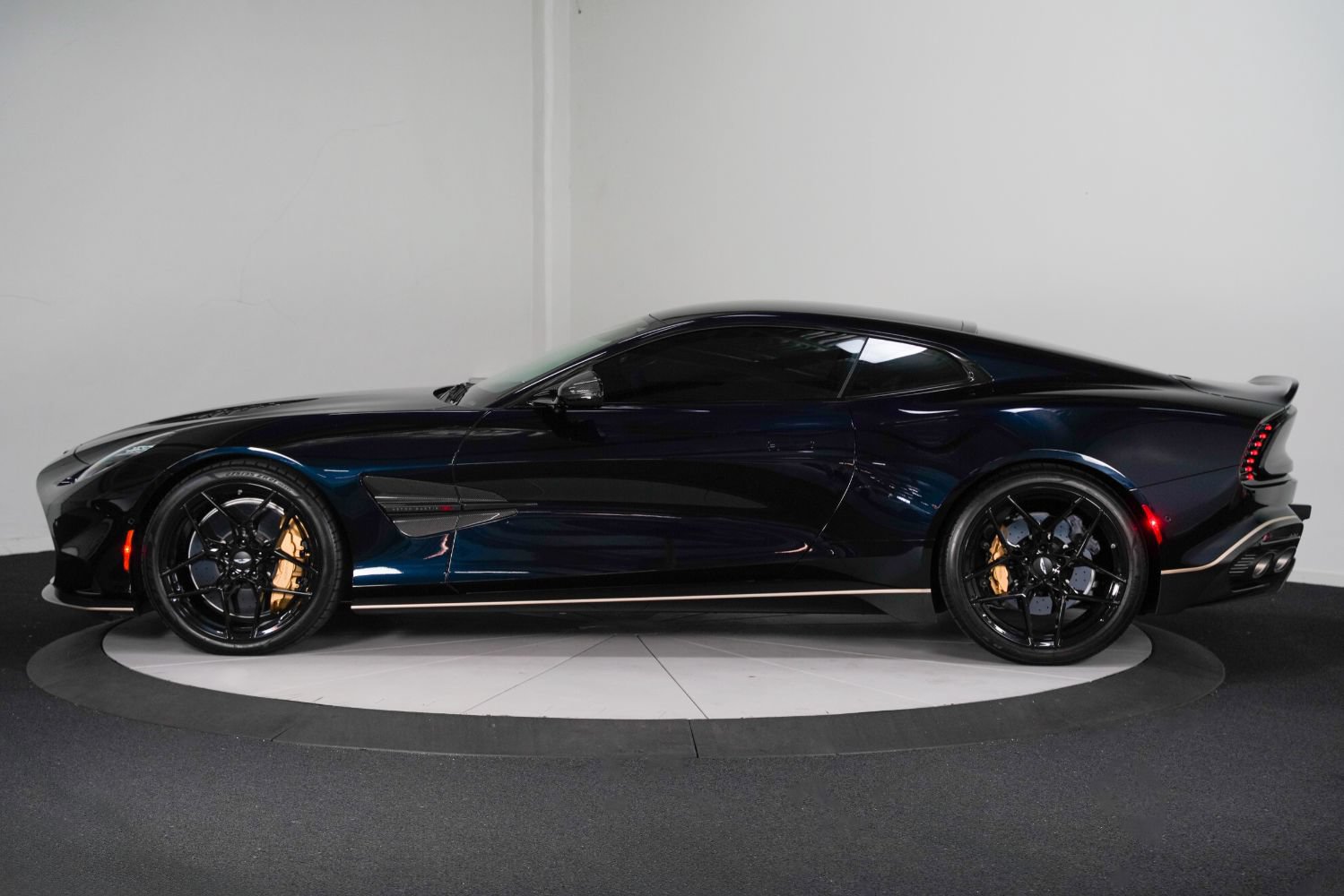 Used 2025 Aston Martin Vanquish RWD image 7