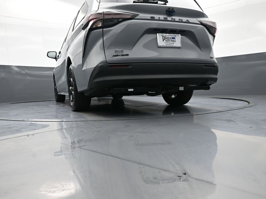 Used 2025 Toyota Sienna XLE Woodland Edition AWD/4WD image 33