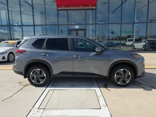 Used 2025 Nissan Rogue SV image 3