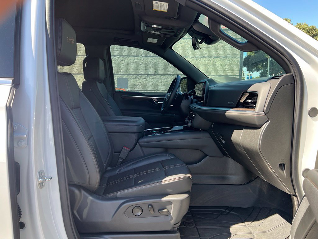 Used 2025 Chevrolet Tahoe High Country AWD/4WD image 23