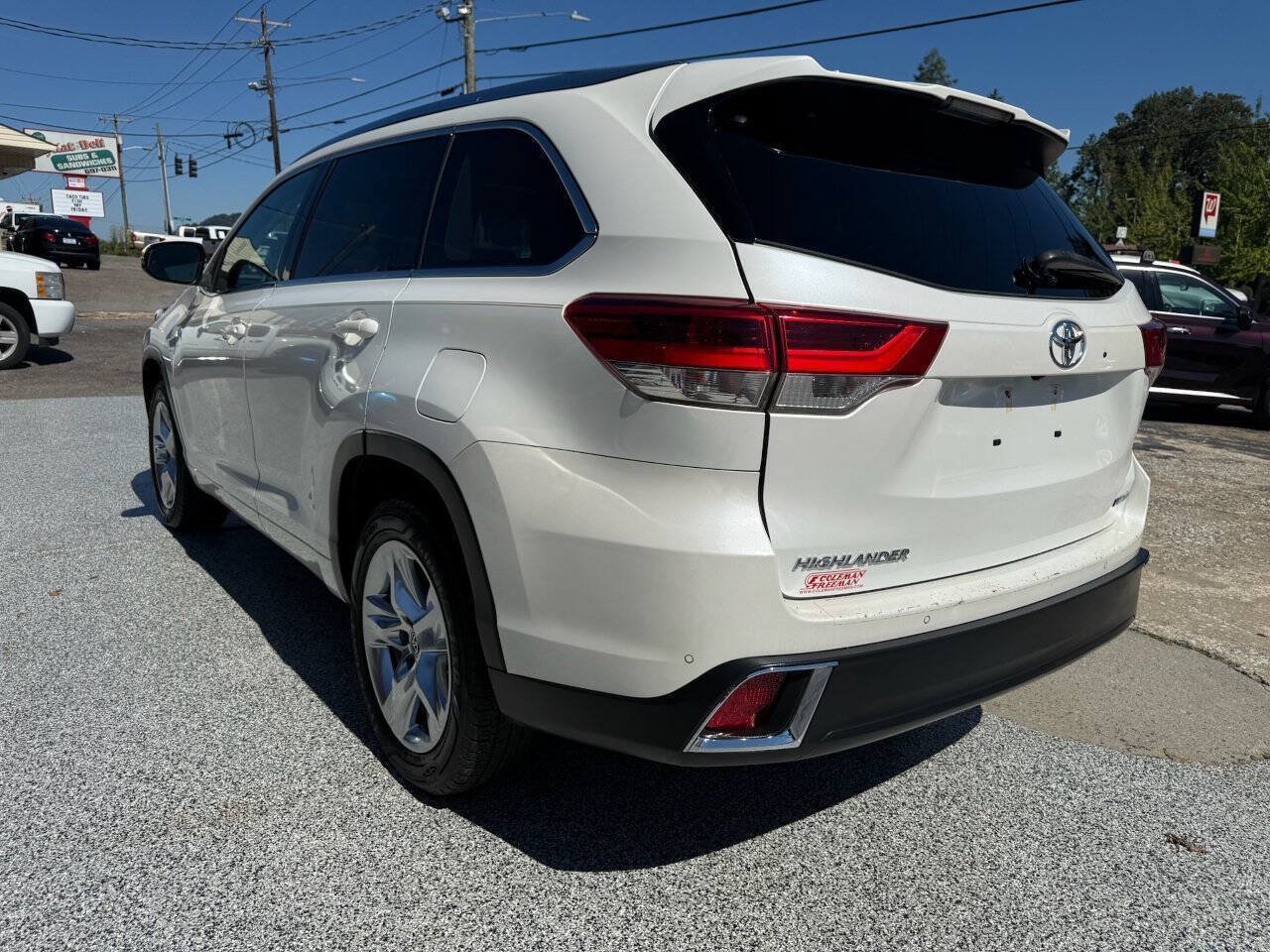 Used 2017 Toyota Highlander Limited FWD image 3