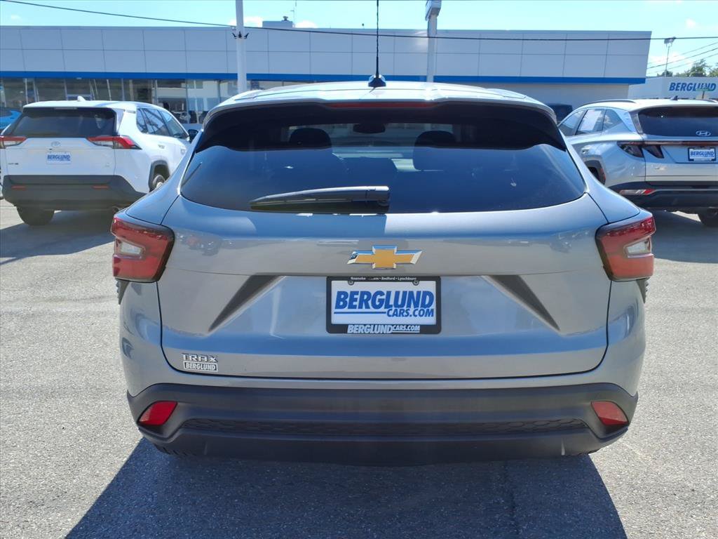 Used 2026 Chevrolet Trax LS w/ Driver Confidence Package FWD image 4