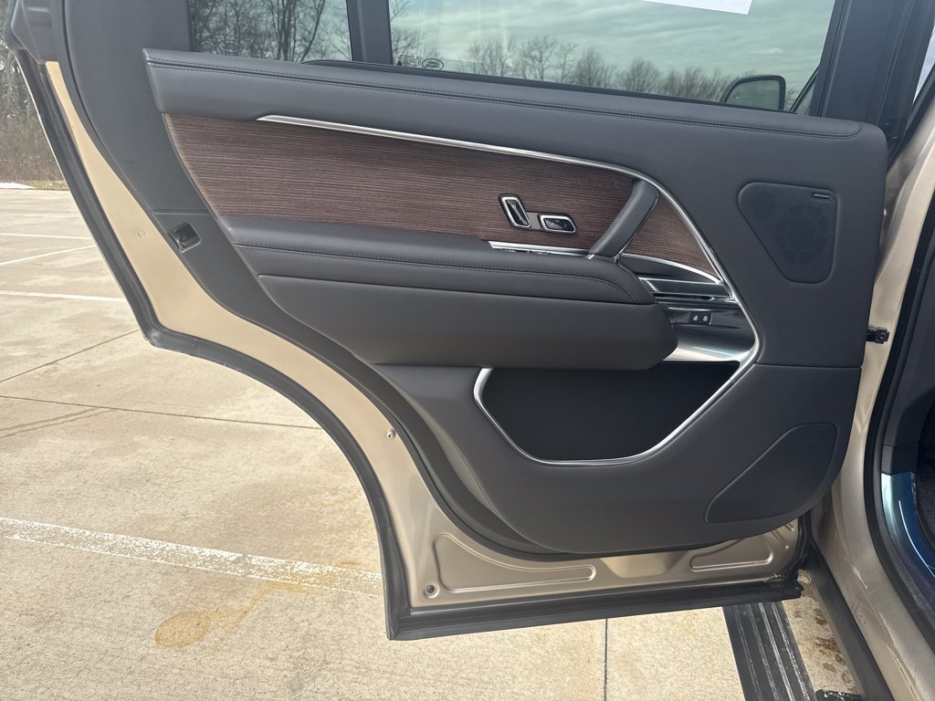 New 2026 Land Rover Range Rover Long Wheelbase SE AWD/4WD image 13