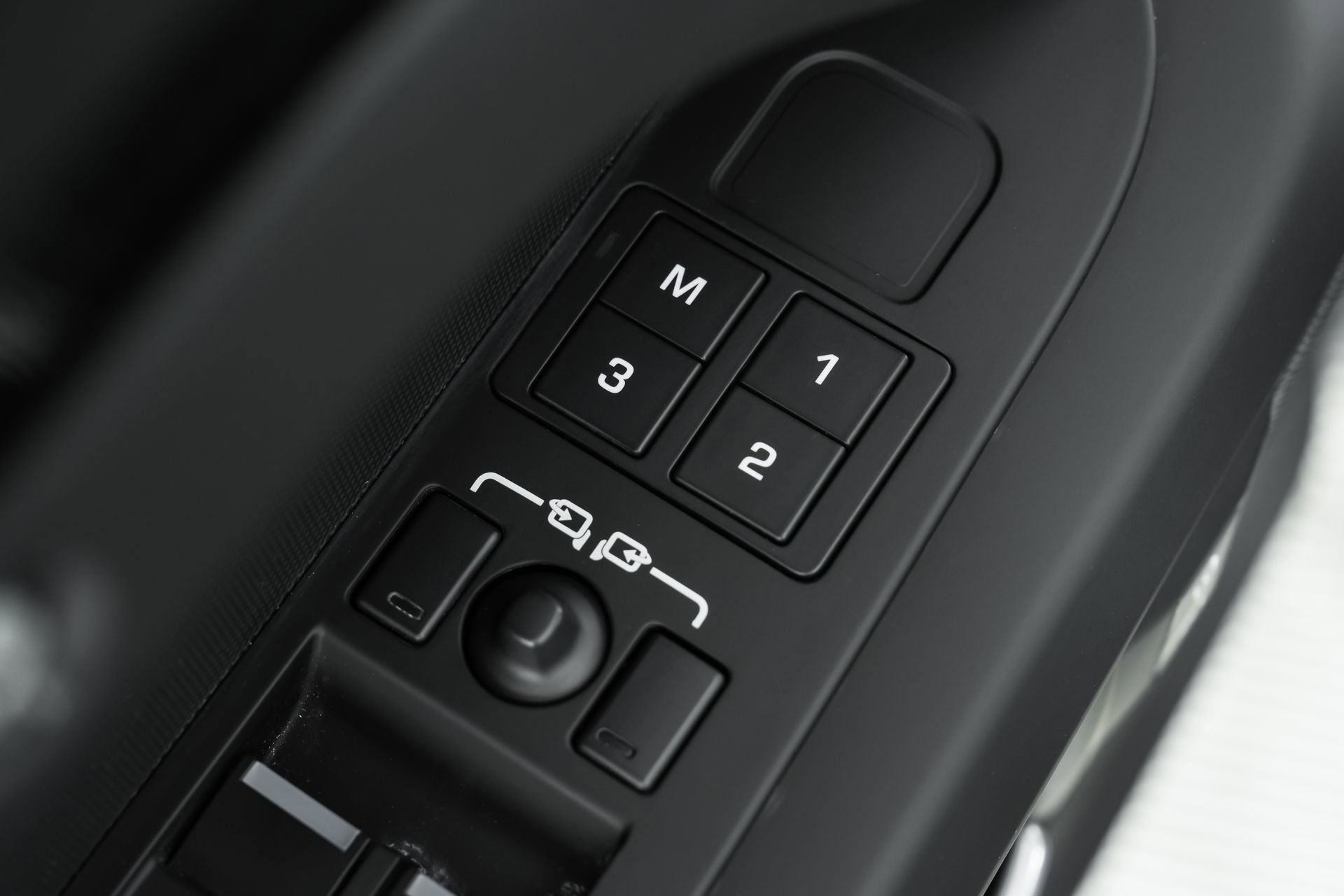 Used 2025 Land Rover Defender 110 S image 83