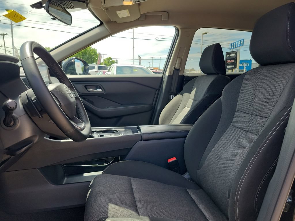 Used 2025 Nissan Rogue SV FWD image 17