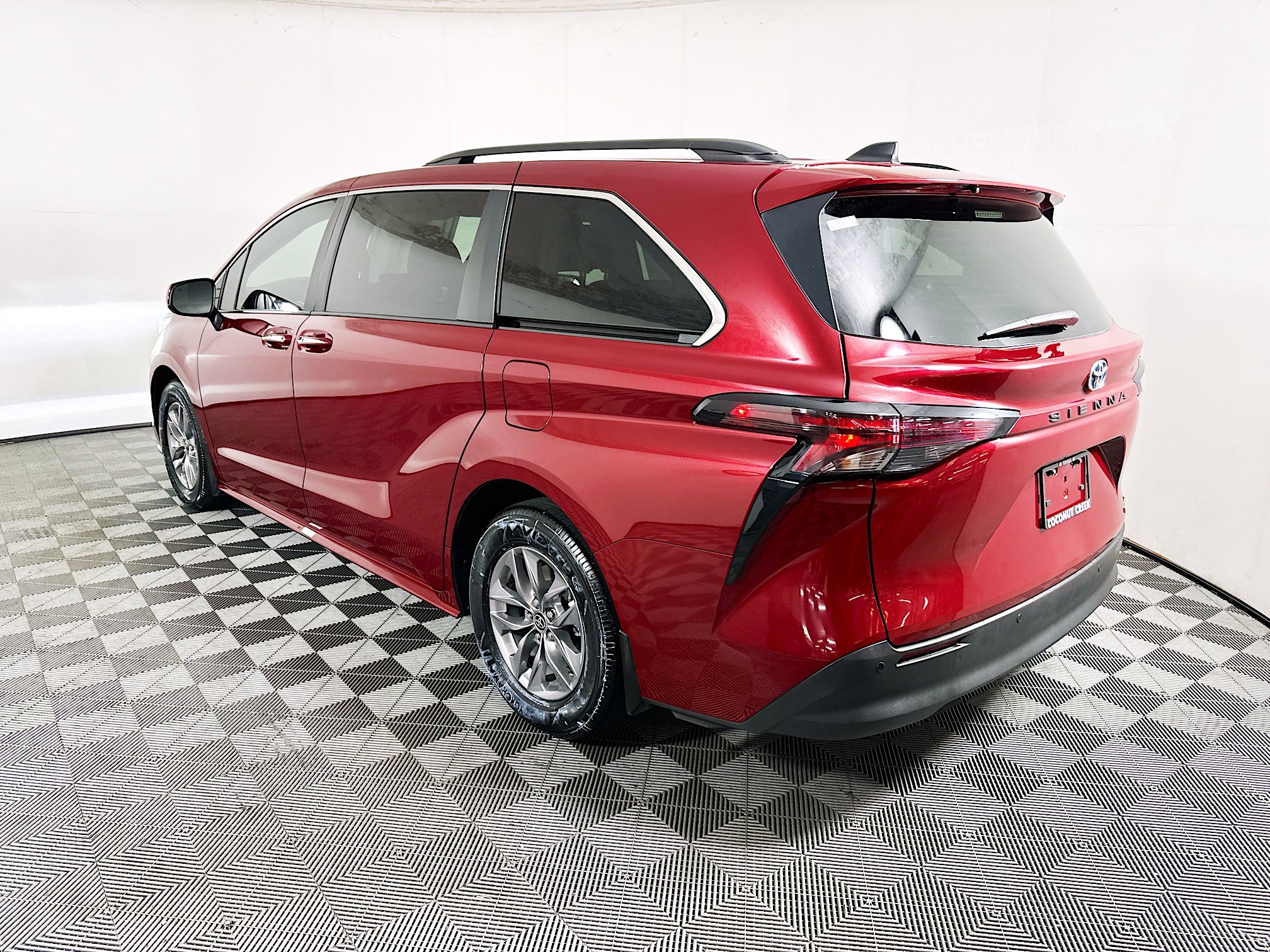 Used 2024 Toyota Sienna XLE FWD image 5