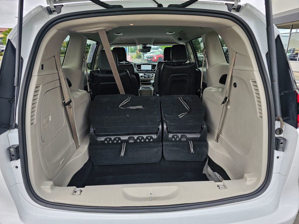 Used 2023 Chrysler Pacifica Touring-L FWD image 11