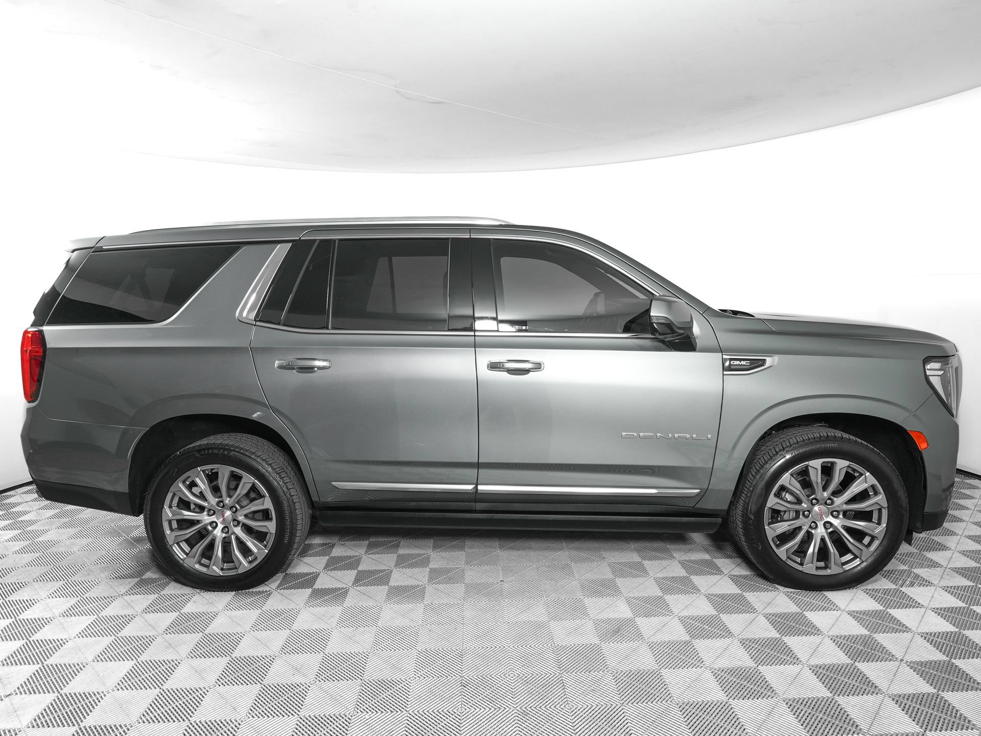 Used 2022 GMC Yukon Denali RWD image 3
