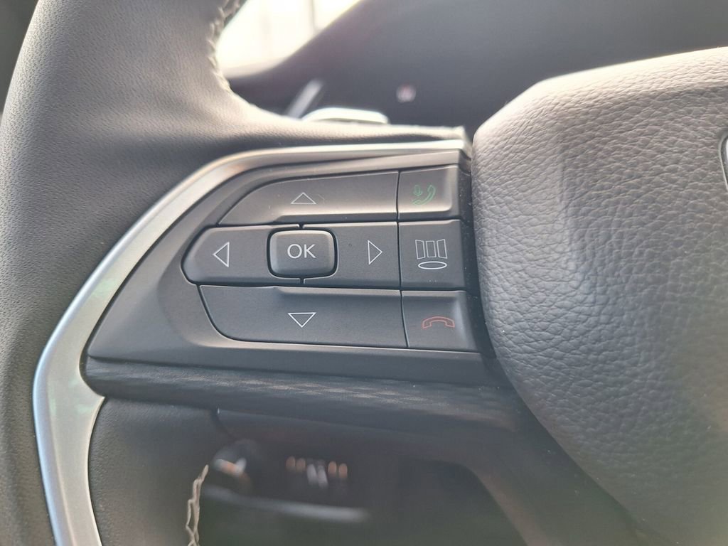 Used 2025 Jeep Grand Cherokee L Laredo w/ Luxury Tech Group I image 12