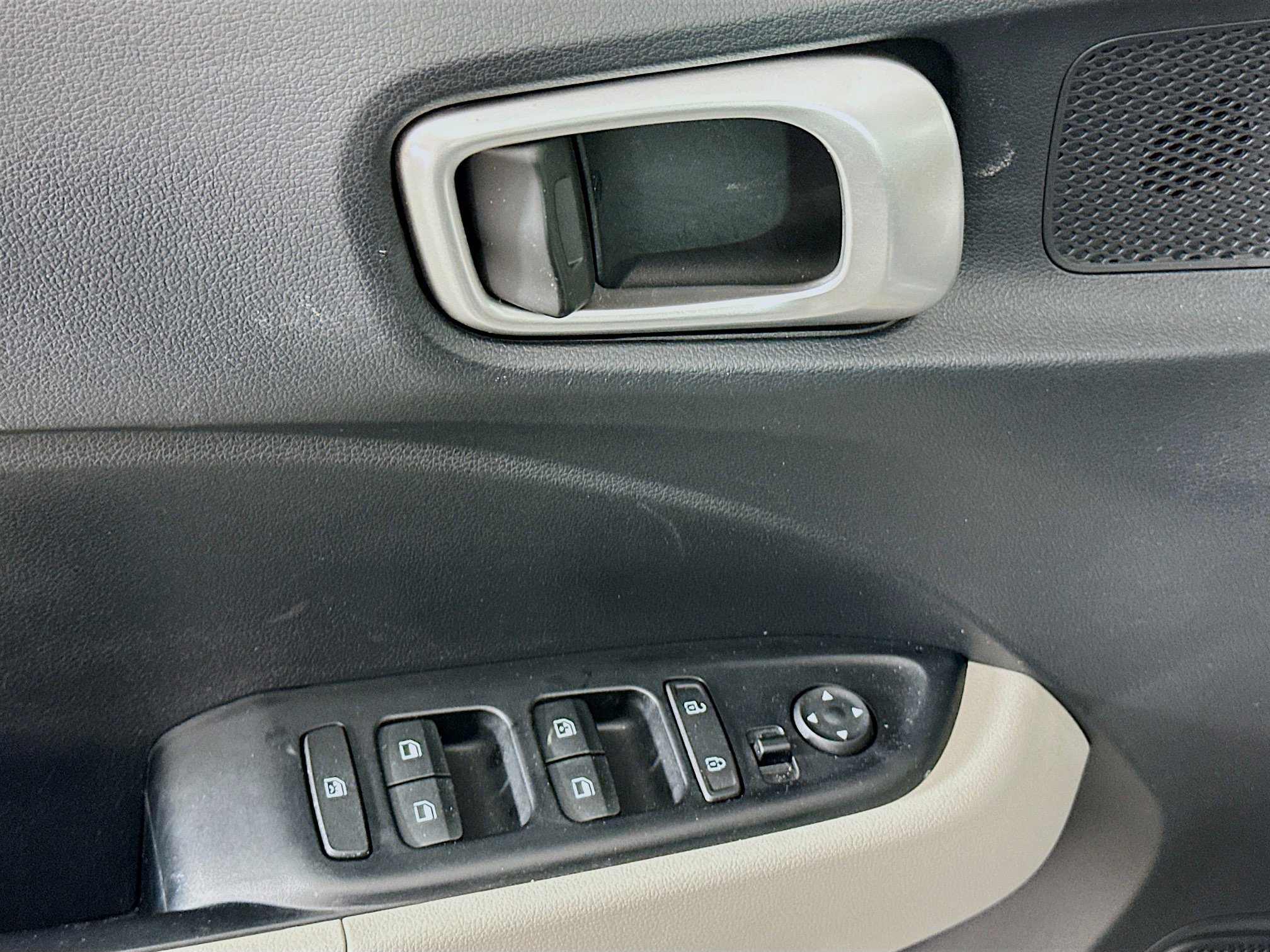 Used 2025 Hyundai Venue SEL image 15