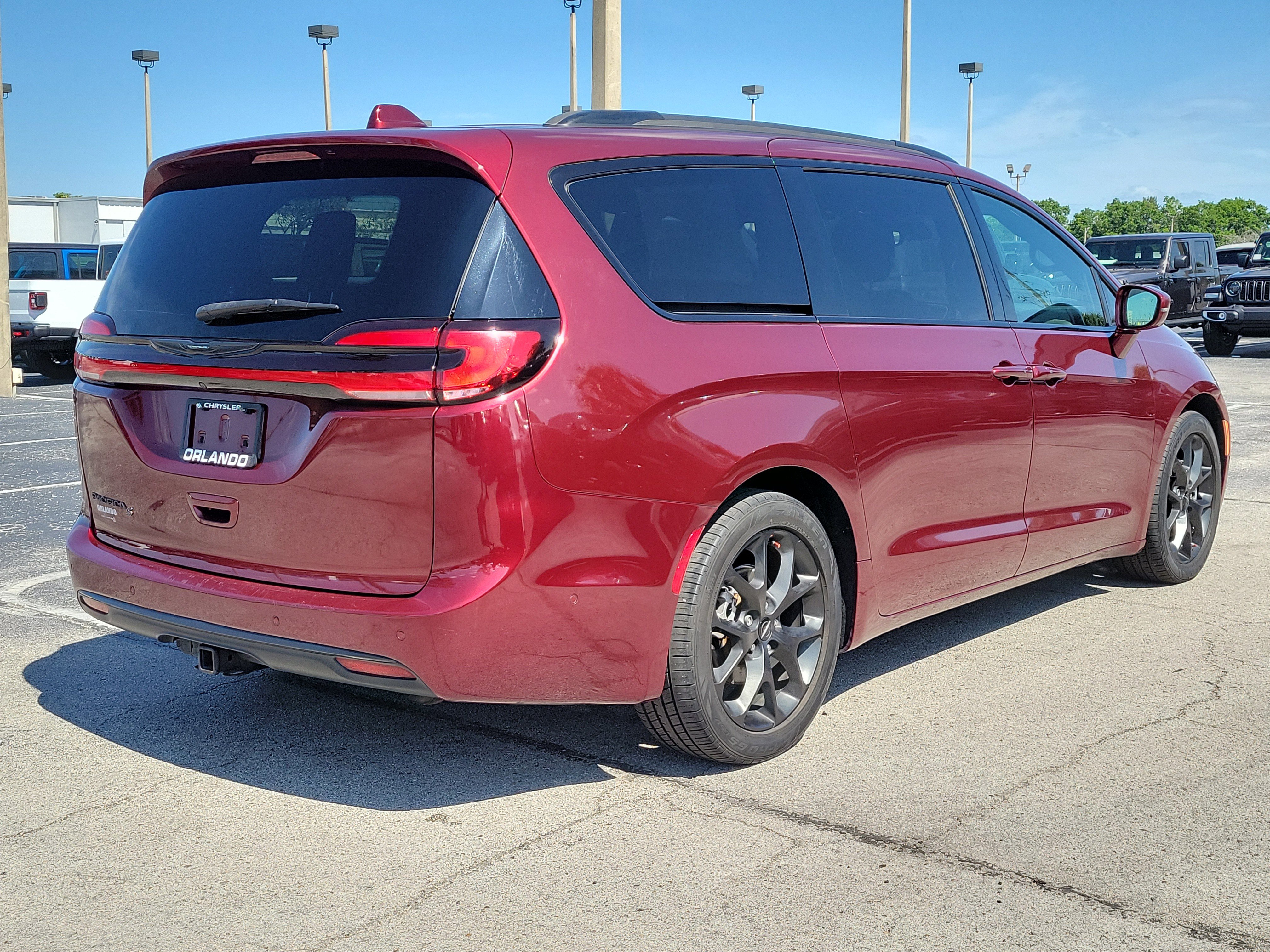 Used 2021 Chrysler Pacifica Touring-L w/ Uconnect Theater Family Group FWD image 7