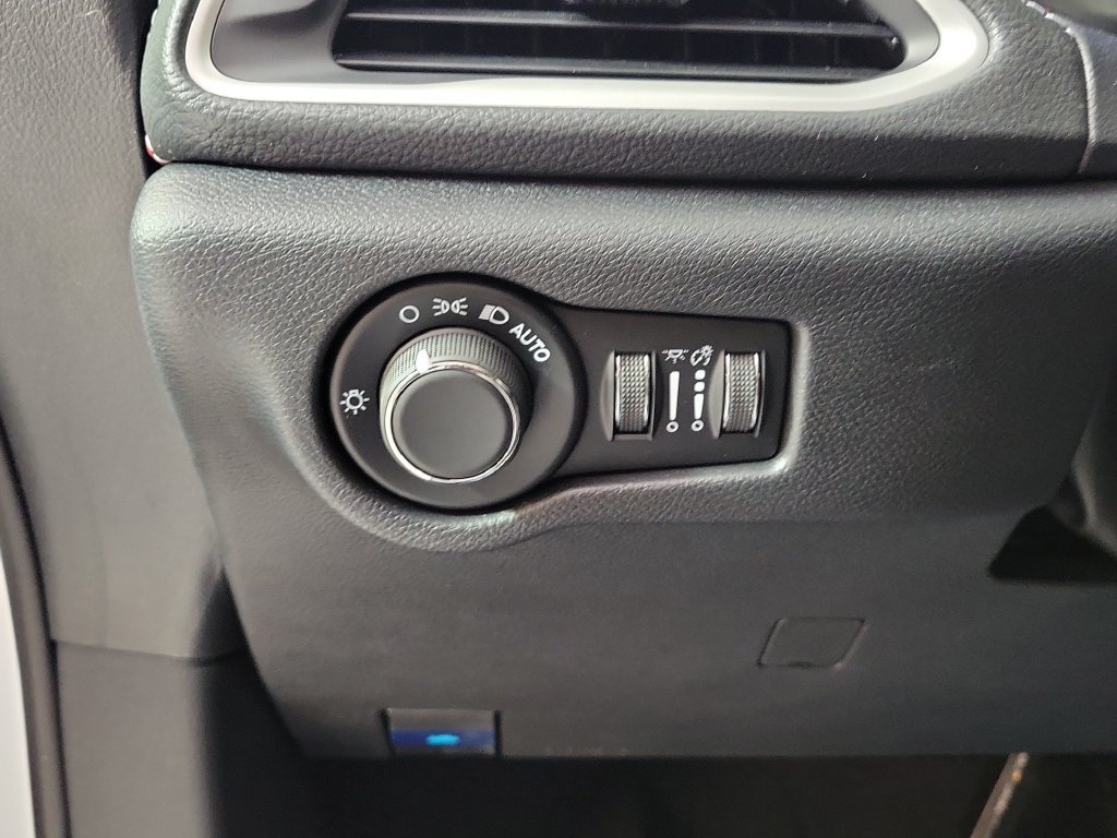 New 2027 Chrysler Pacifica Select FWD image 13