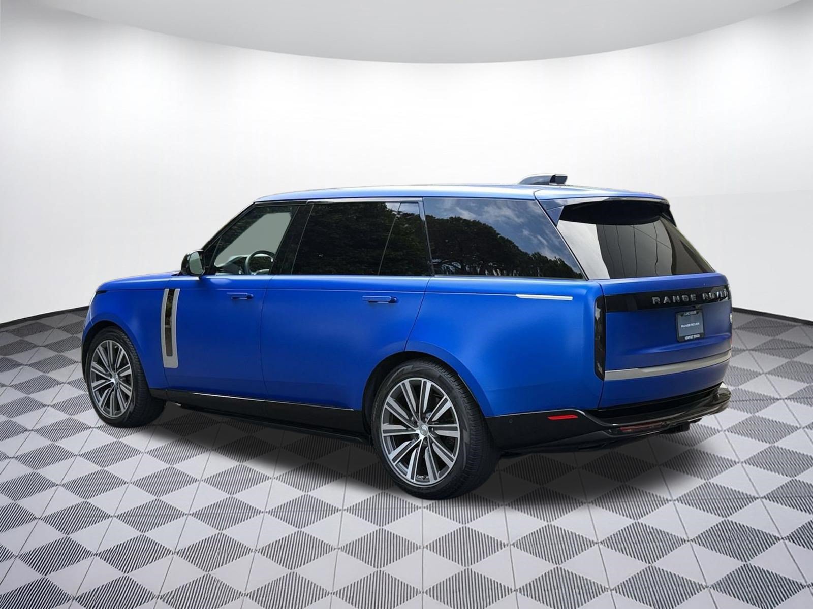 Used 2023 Land Rover Range Rover SV AWD/4WD image 3