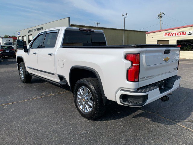 Used 2024 Chevrolet Silverado 2500 High Country w/ Technology Package AWD/4WD image 2