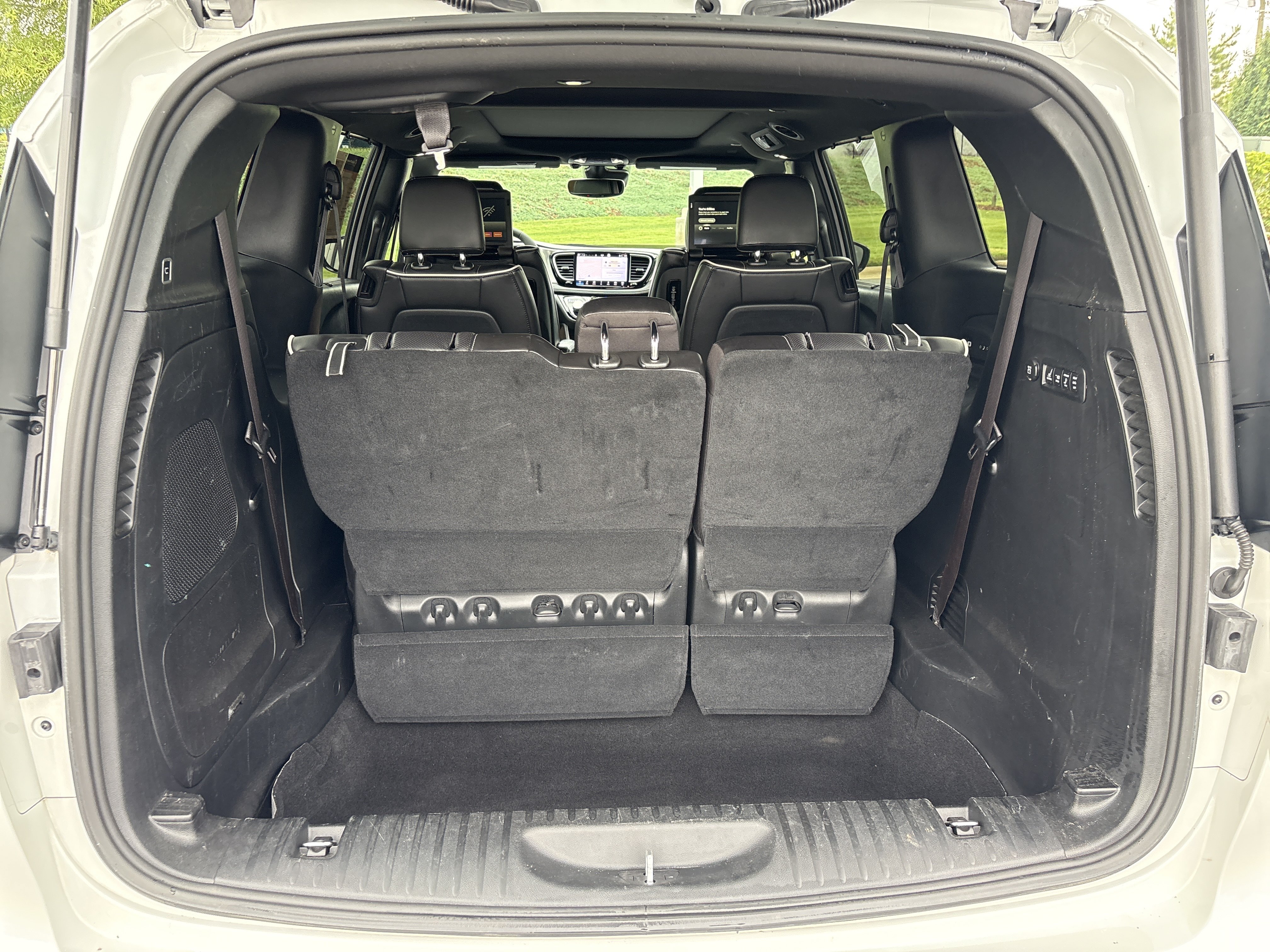 Used 2023 Chrysler Pacifica Limited w/ Uconnect Theater Family Group FWD image 34