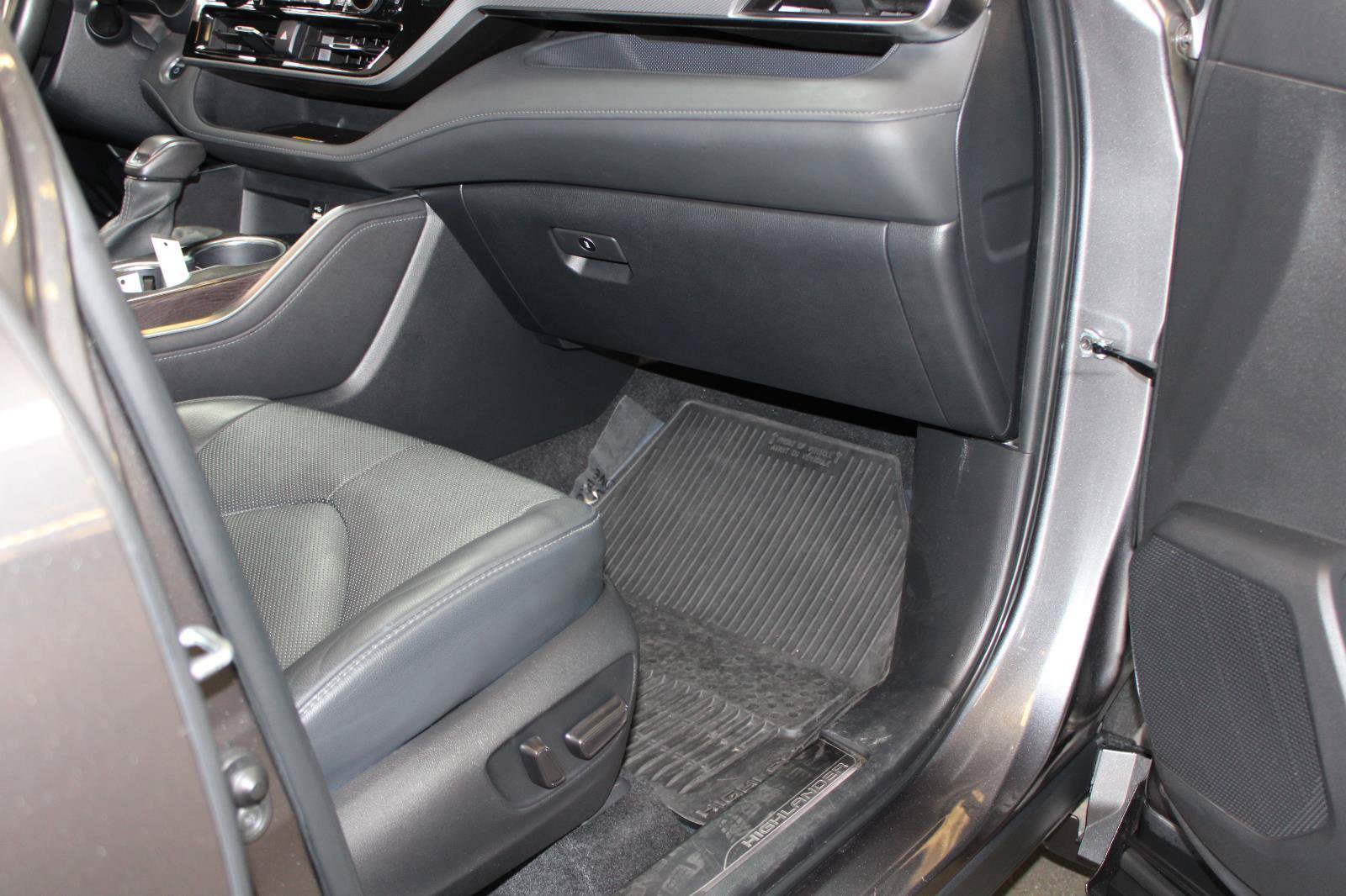 Used 2024 Toyota Highlander Platinum AWD/4WD image 43