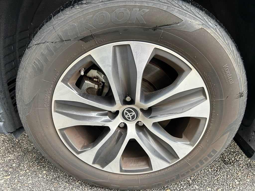 Used 2022 Toyota Highlander XLE AWD/4WD image 9
