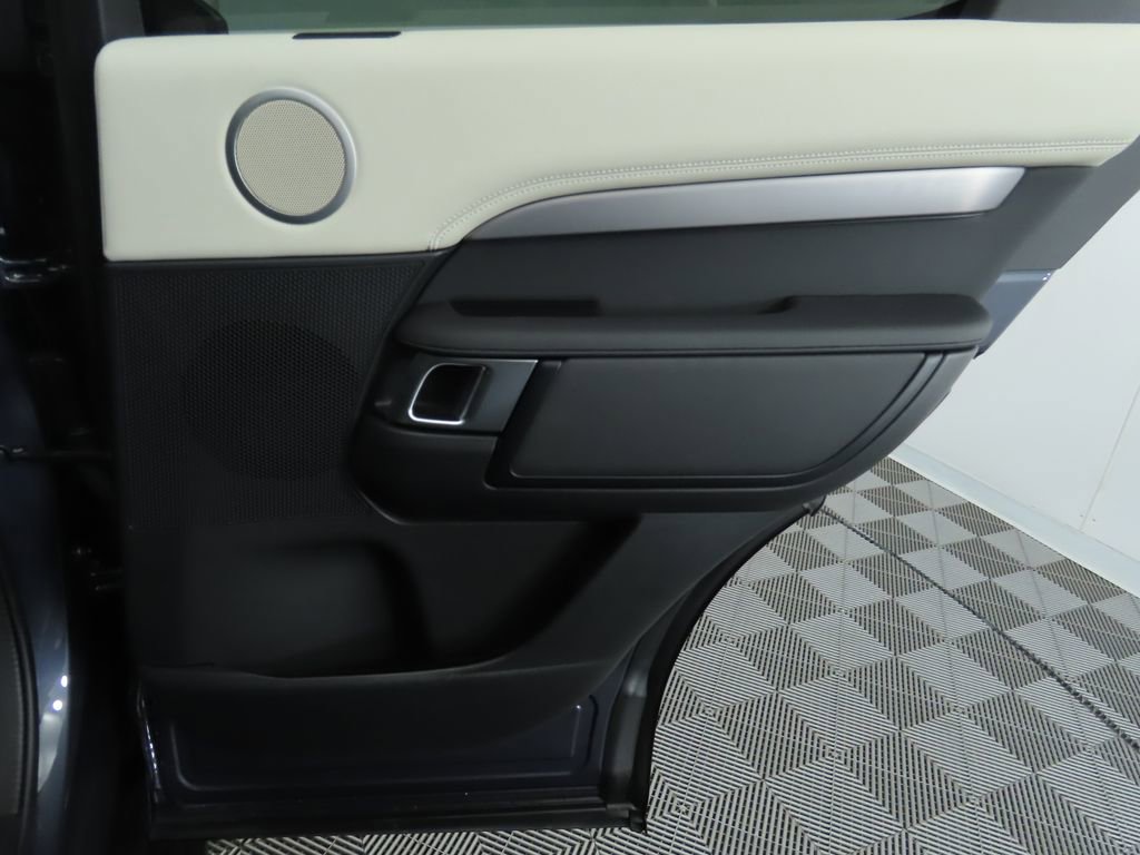 Used 2024 Land Rover Discovery Dynamic SE image 28