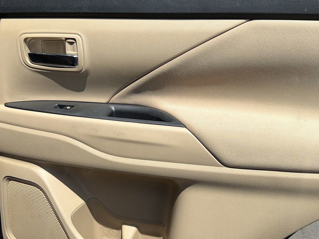 Used 2016 Mitsubishi Outlander SE FWD image 17