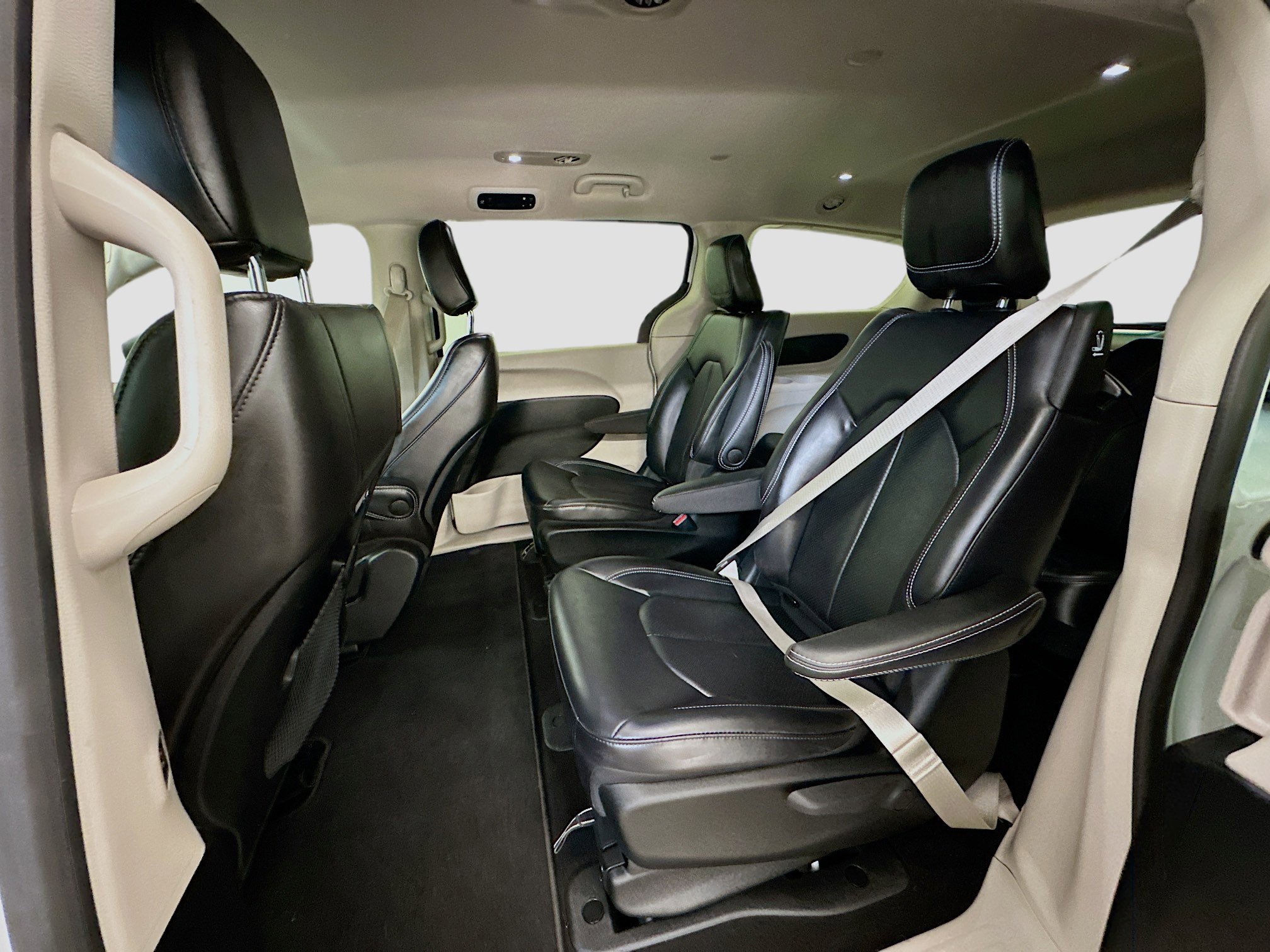 Used 2023 Chrysler Pacifica Touring-L image 28