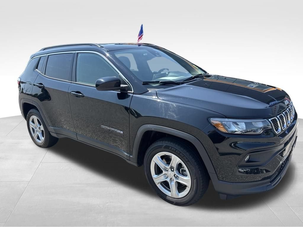 Used 2024 Jeep Compass Latitude AWD/4WD image 2
