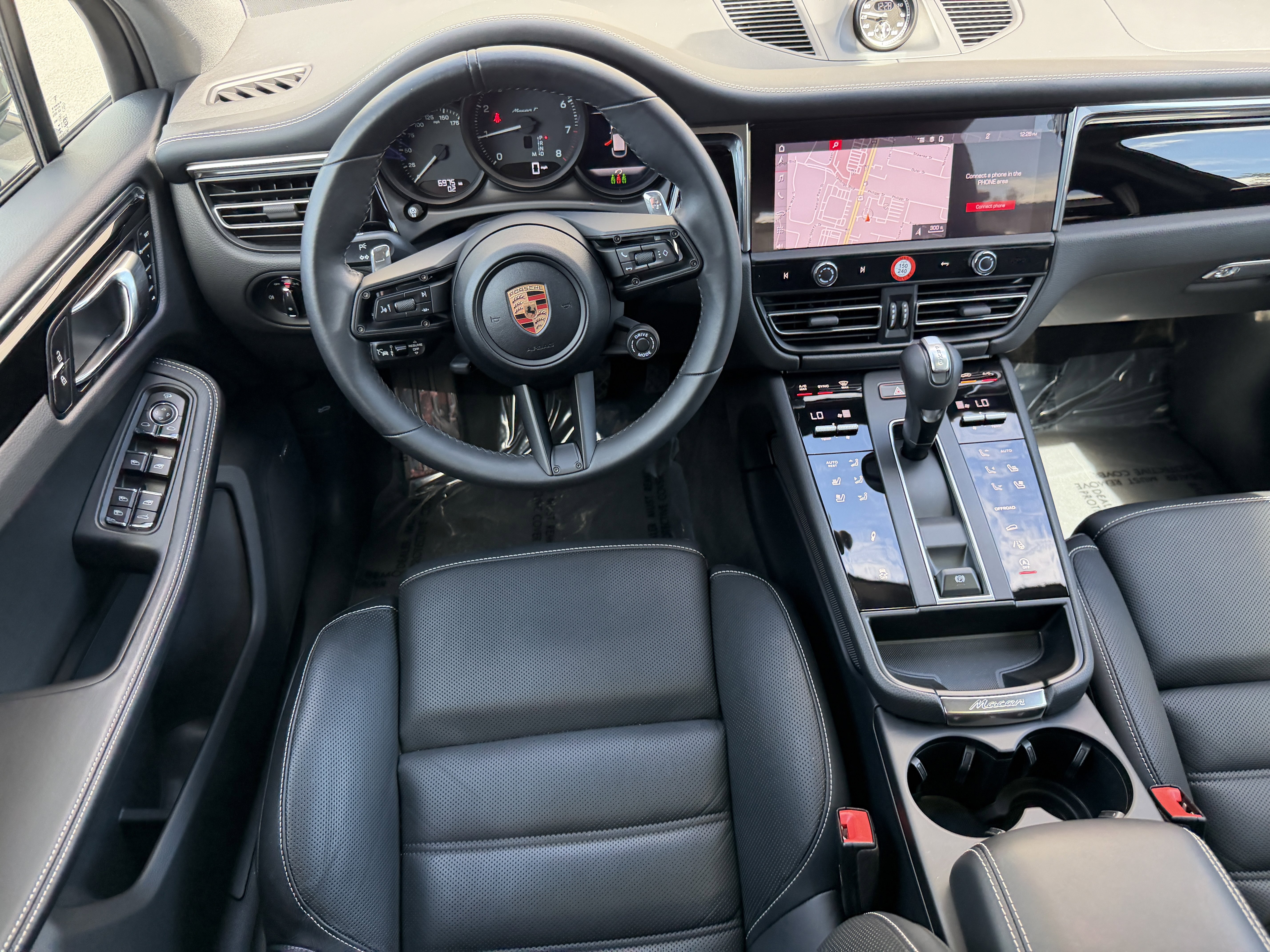 Certified 2025 Porsche Macan Turbo image 17