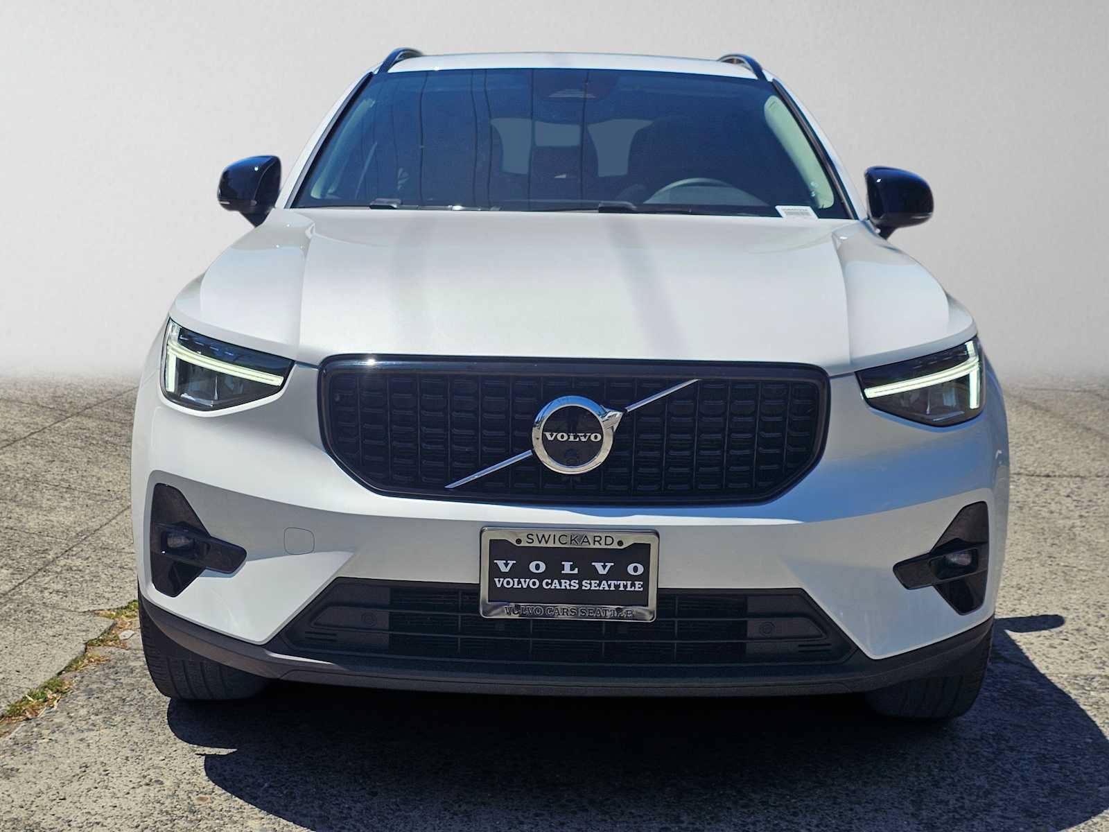 Certified 2023 Volvo XC40 B5 Plus w/ Protection Package Premier AWD/4WD image 8