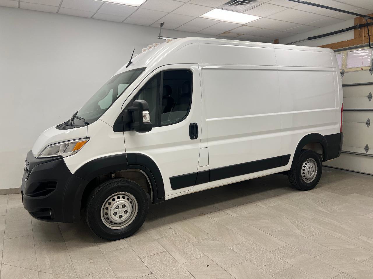 Used 2025 RAM ProMaster 2500 w/ Convenience Group FWD image 2