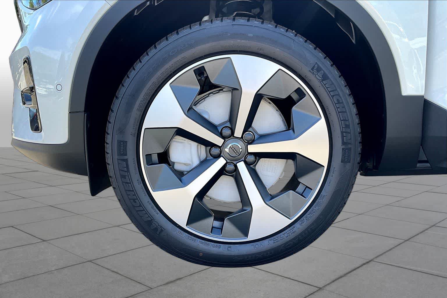 New 2026 Volvo XC40 B5 Plus w/ Protection Package Premier AWD/4WD image 16
