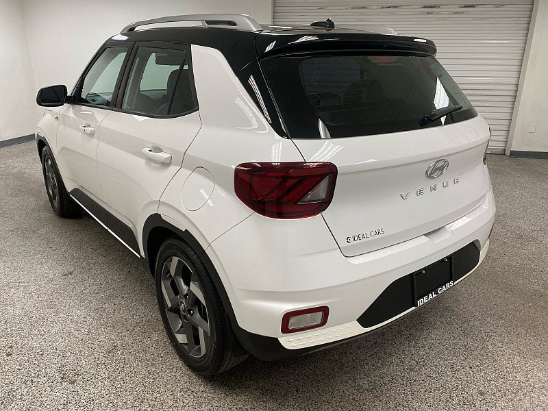 Used 2023 Hyundai Venue Limited image 7