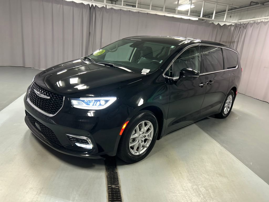 Used 2024 Chrysler Pacifica Touring-L FWD image 3