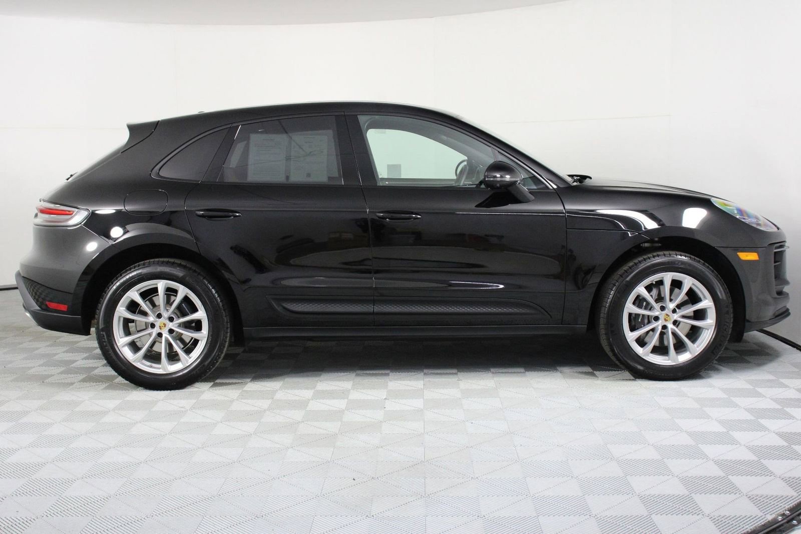 Certified 2025 Porsche Macan image 8