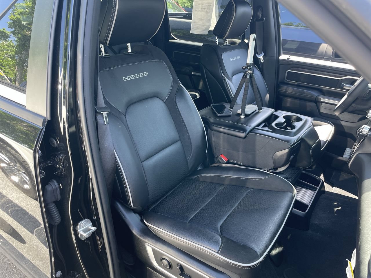 Used 2025 RAM 1500 Laramie AWD/4WD image 24