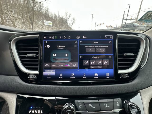 Used 2024 Chrysler Pacifica Touring-L FWD image 21