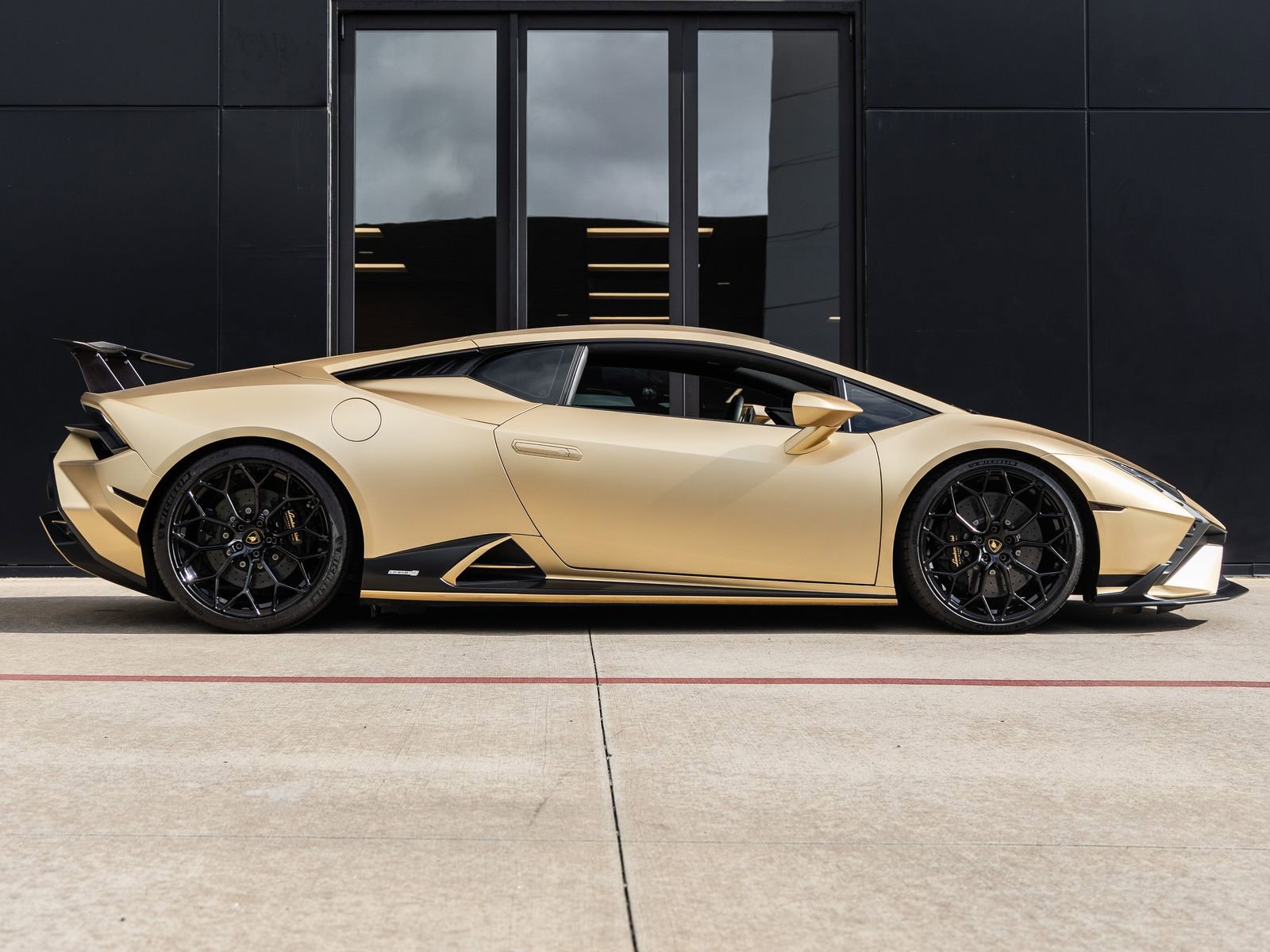 Used 2023 Lamborghini Huracan Tecnica RWD image 11