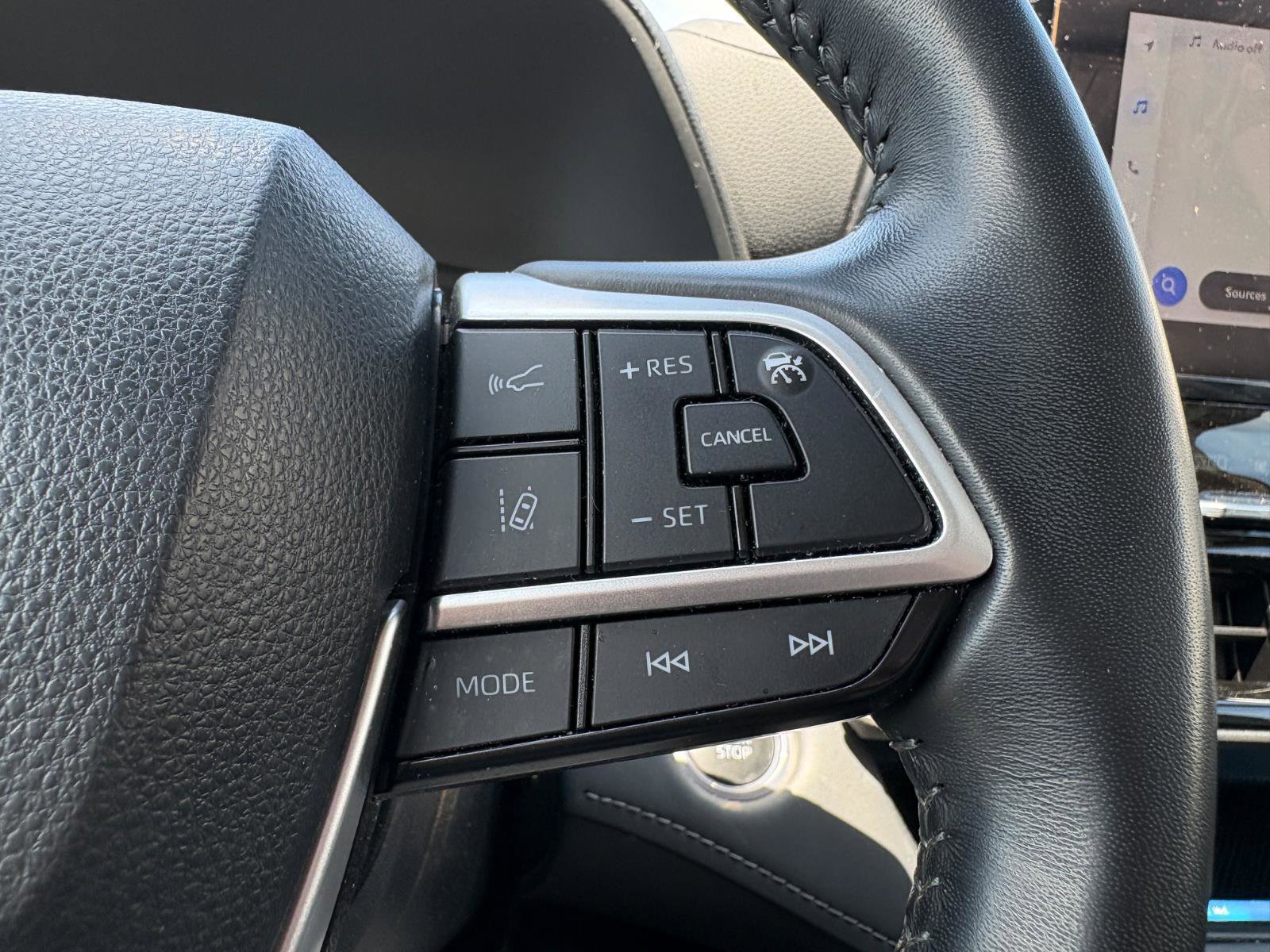 Used 2024 Toyota Highlander LE FWD image 37