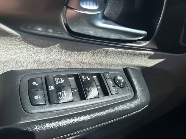 Used 2019 Chrysler Pacifica Limited w/ Tire & Wheel Group FWD image 27
