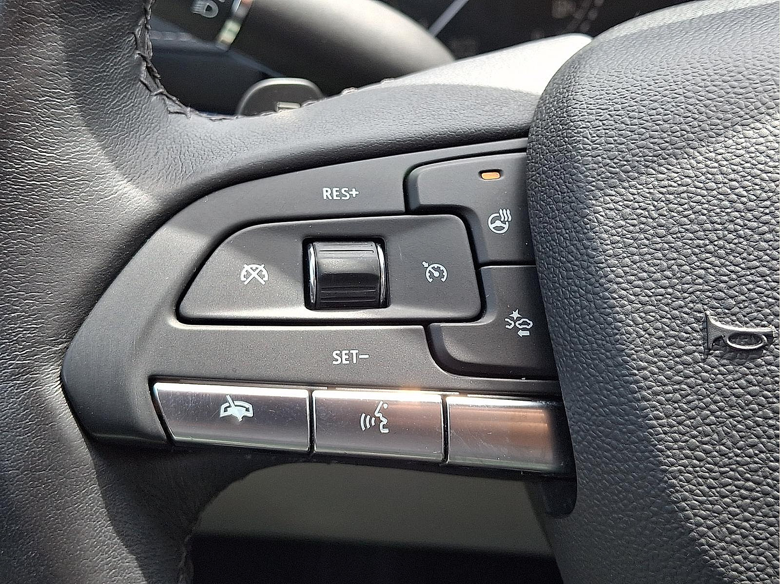 Used 2021 Cadillac XT4 Luxury w/ Cold Weather Package AWD/4WD image 20