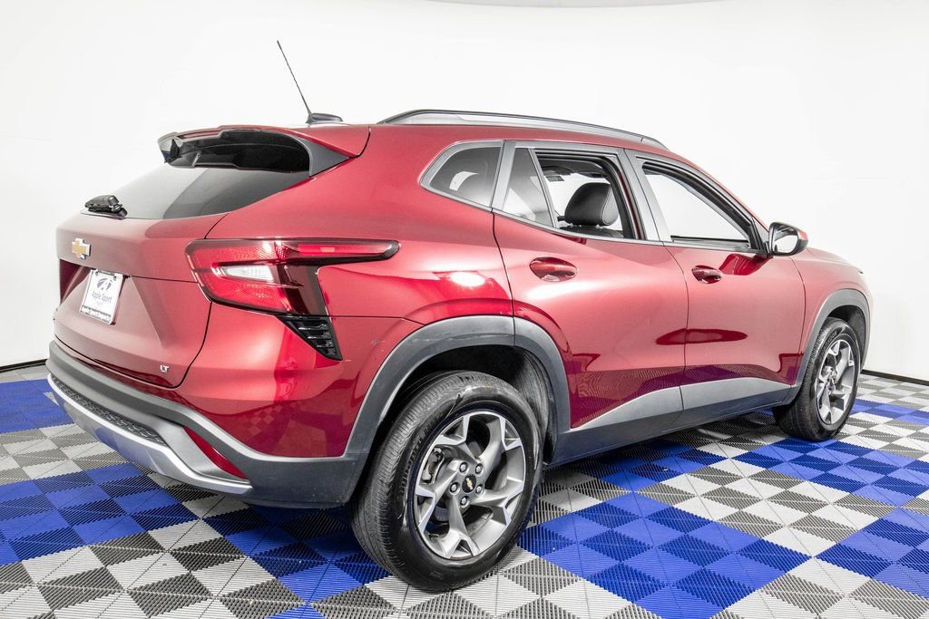 Used 2025 Chevrolet Trax LT w/ LT Convenience Package image 5