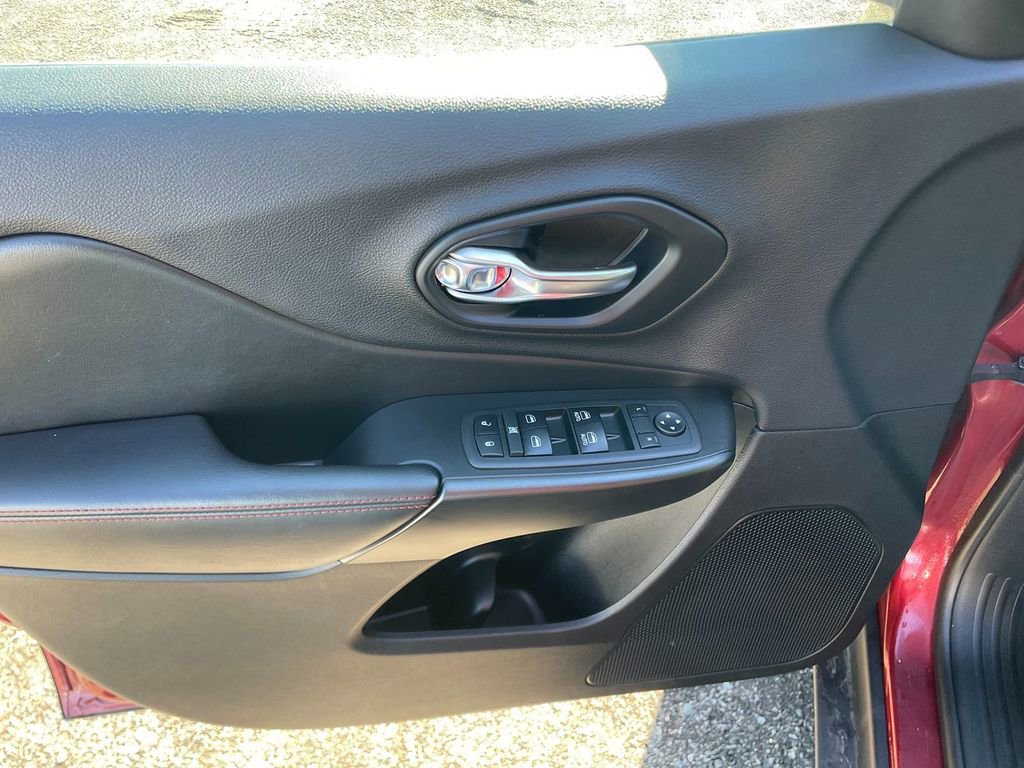 Used 2019 Jeep Cherokee Trailhawk image 11