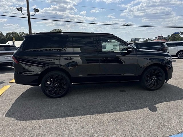 New 2025 Lincoln Navigator Reserve w/ Jet Appearance Package image 3