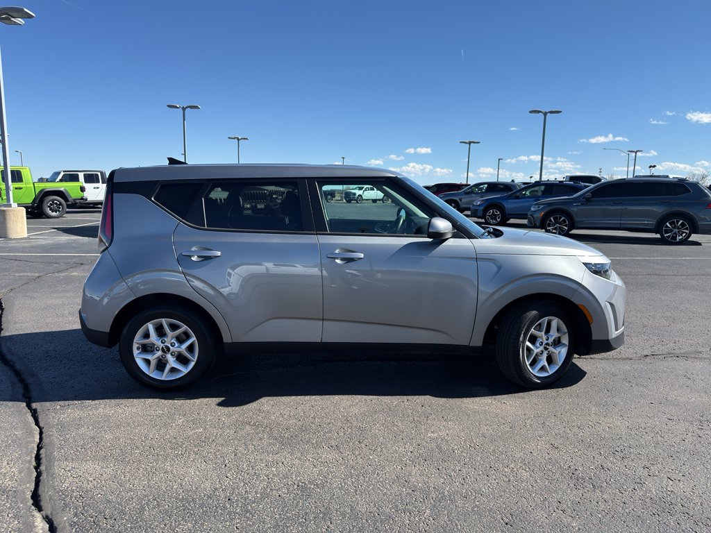 Used 2025 Kia Soul LX FWD image 4