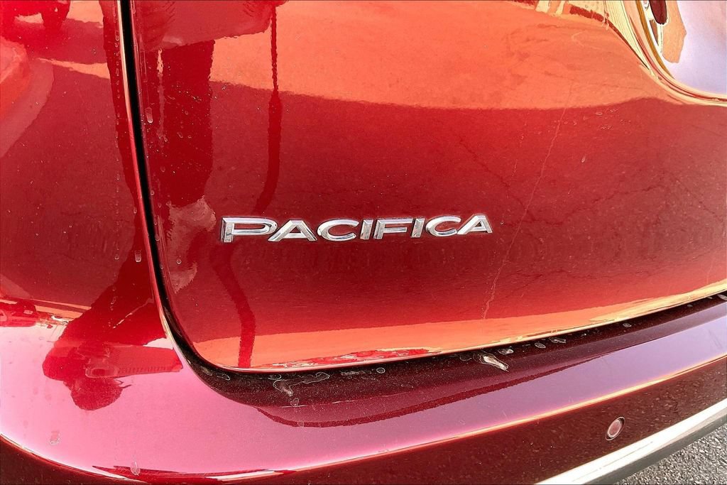 Used 2023 Chrysler Pacifica Touring-L FWD image 8
