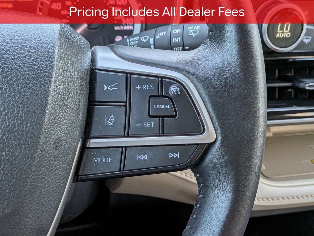 Used 2024 Toyota Highlander XLE FWD image 29