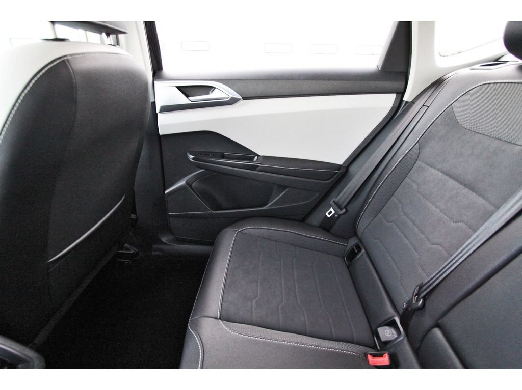 Used 2025 Volkswagen Taos SE FWD image 13
