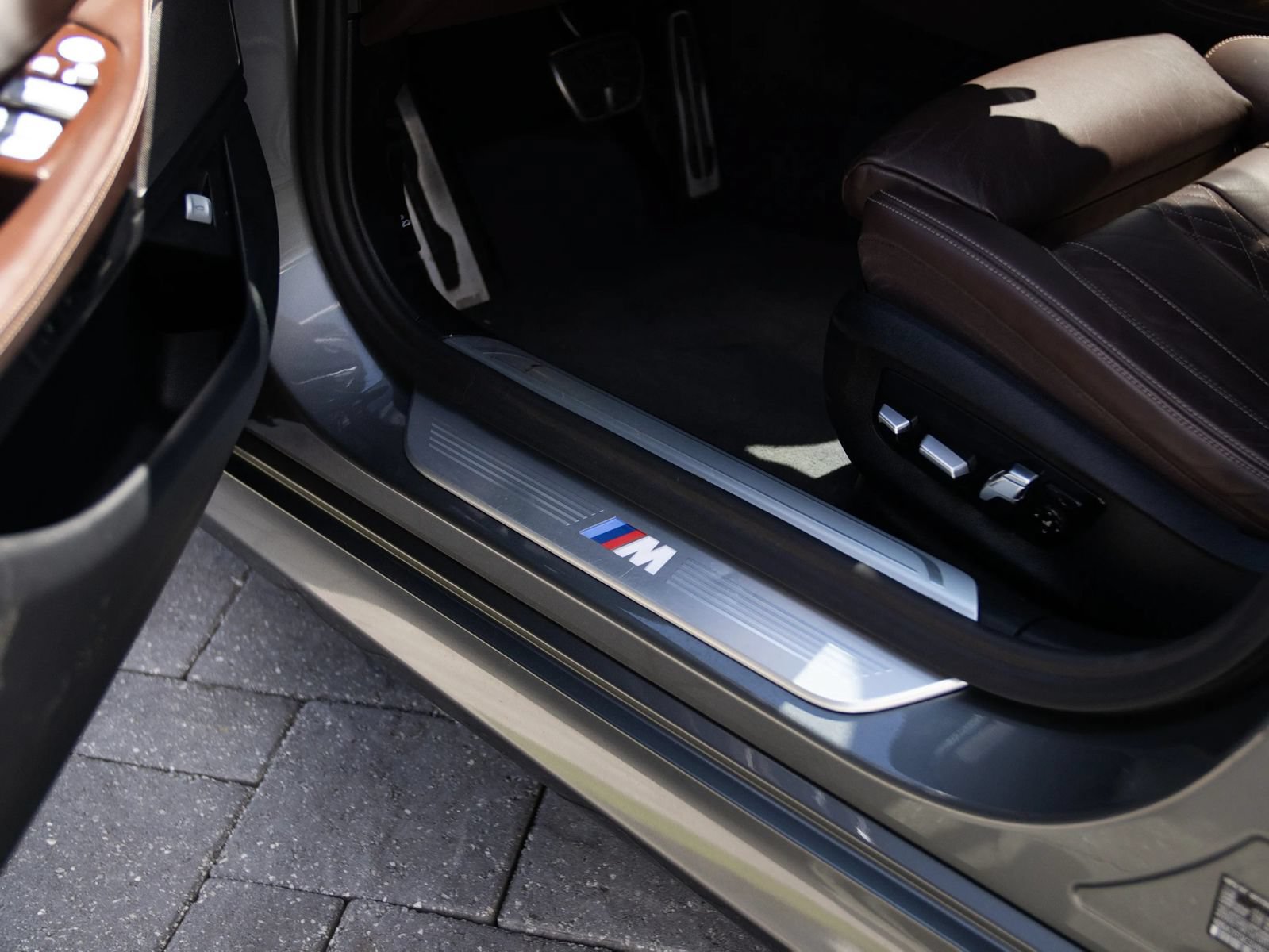 Used 2019 BMW 750i w/ M Sport Package RWD image 18