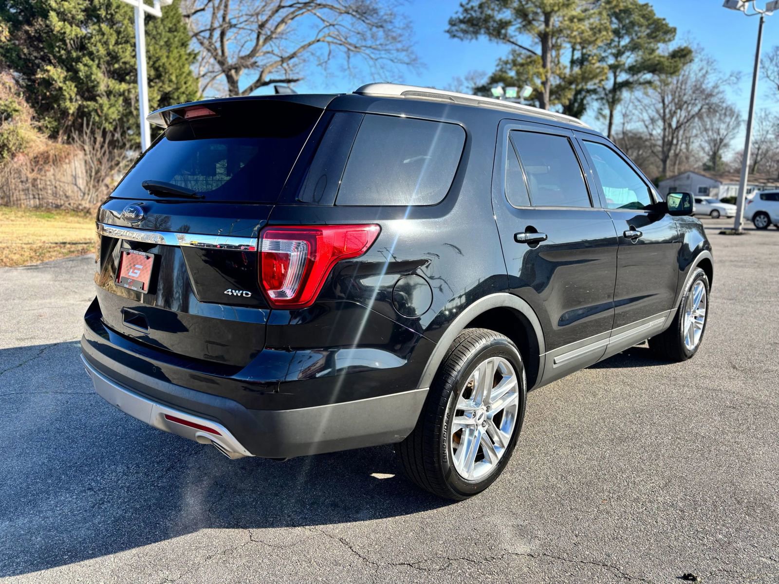 Used 2017 Ford Explorer XLT w/ Equipment Group 202A AWD/4WD image 3
